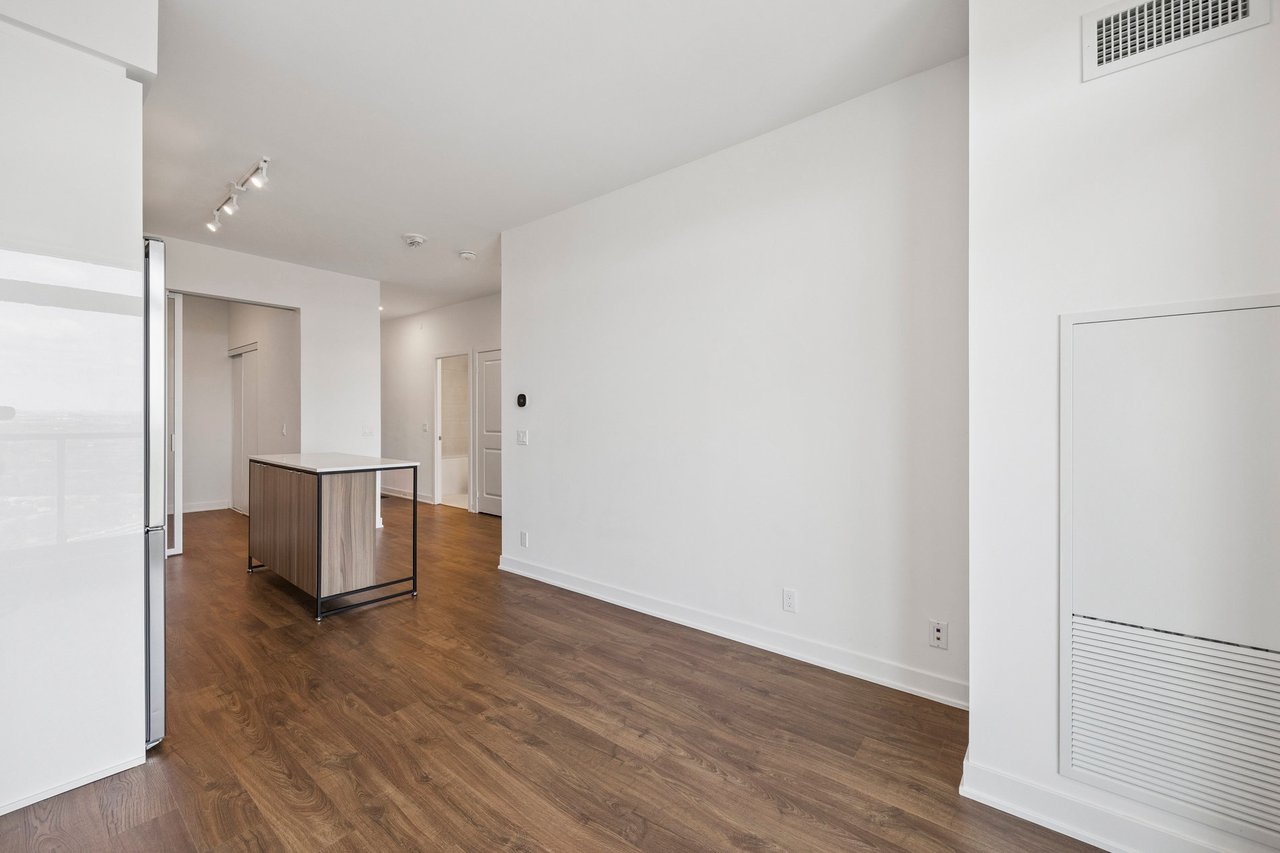 50 Upper Mall Way #2109