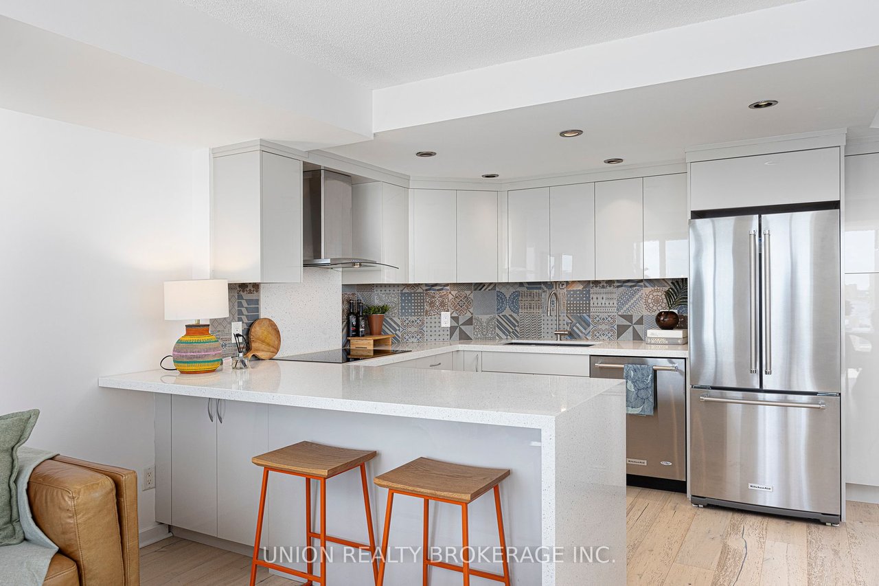 208 Queens Quay W, Ste 811