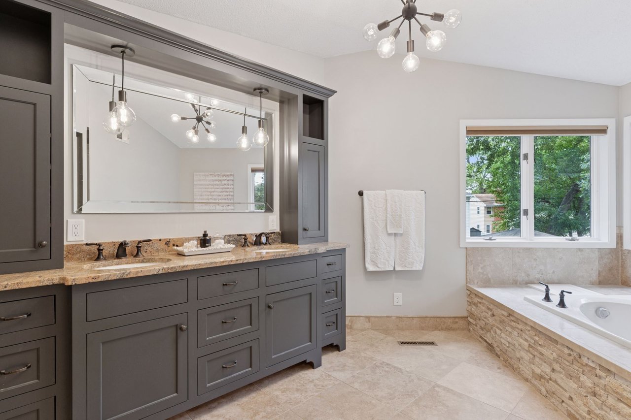 *PENDING* 4516 Vandervork Ave, Edina