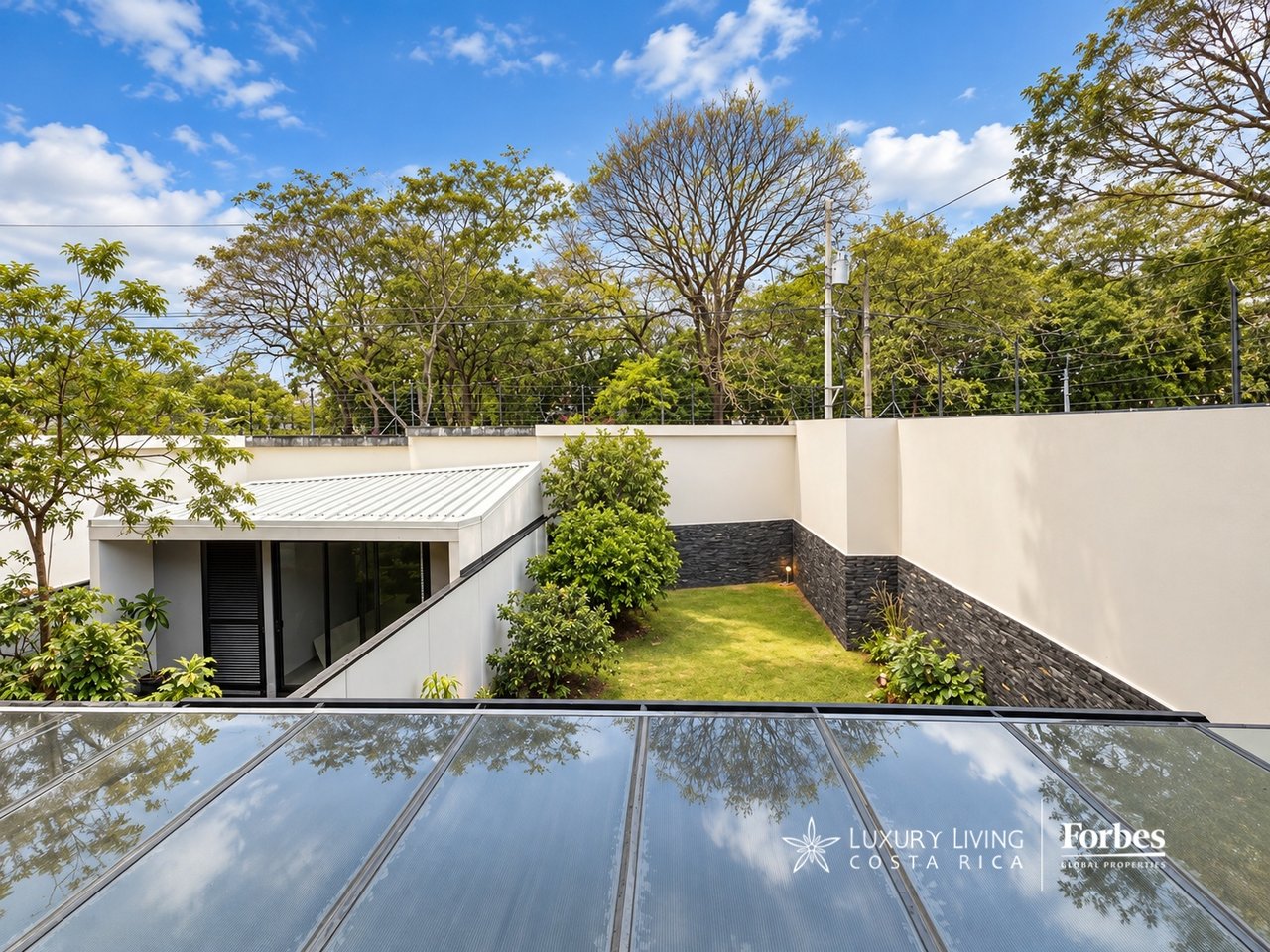 21566 - Contemporary corner home with 3 bedrooms and a garden in Lindora