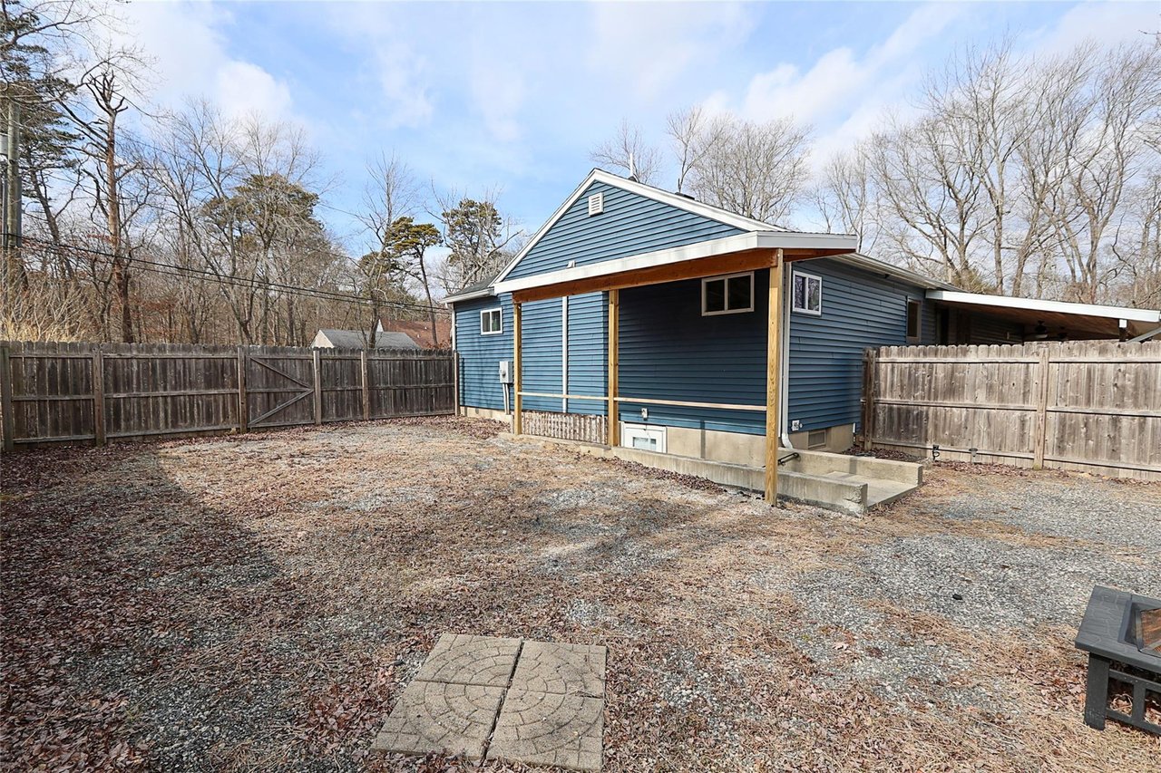 21 Peconic Rd