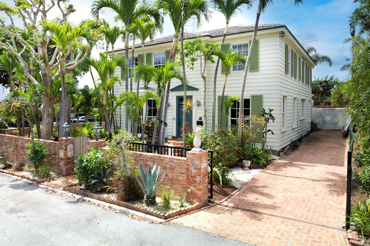 284 Queens Court