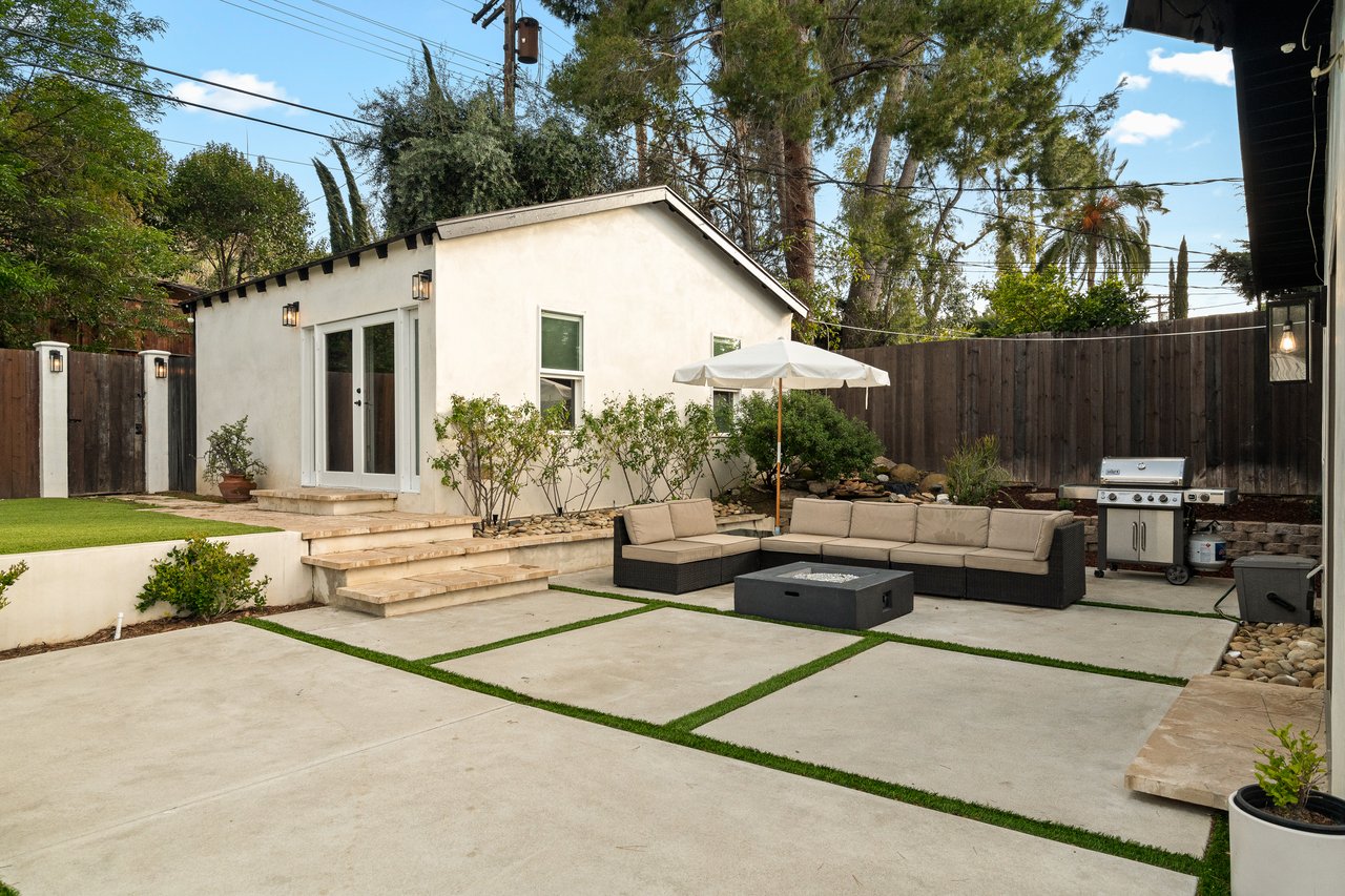 20212 Oxnard St, Woodland Hills