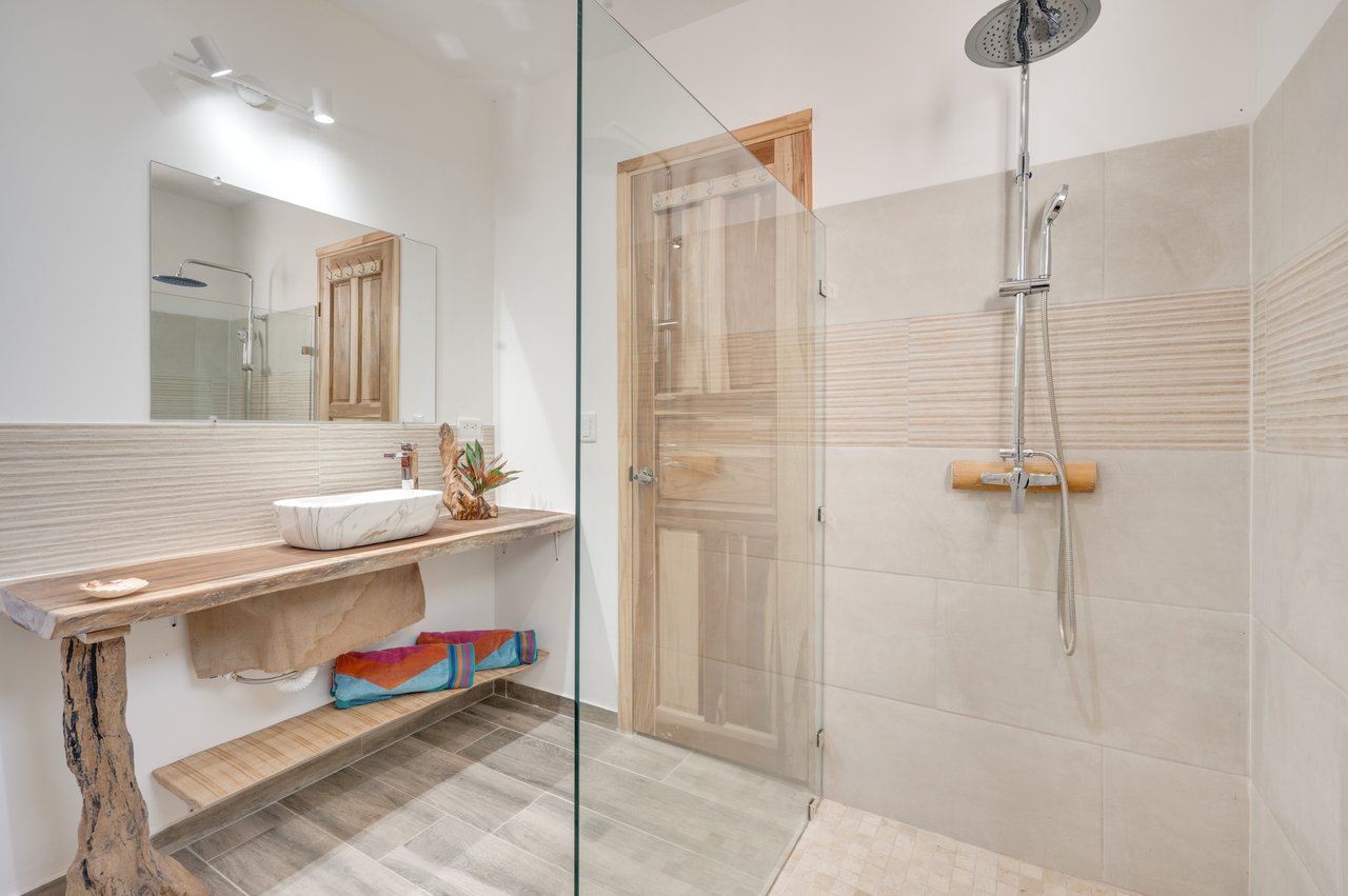 V-Jungla Cecile Refundores | Spacious Modern Villa with Pool, Guest House & Tropical Garden Near Tamarindo Beach