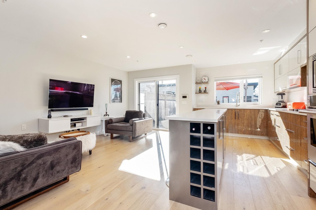 233 W 19th St