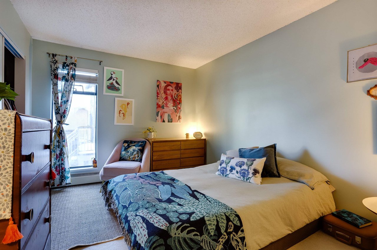 303-2215 Dundas St