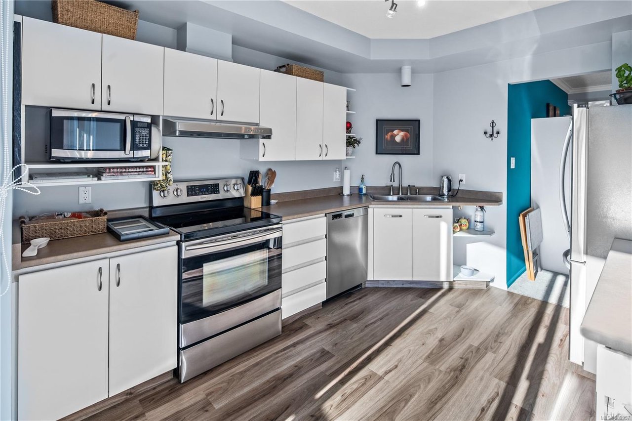 608-1010 View St