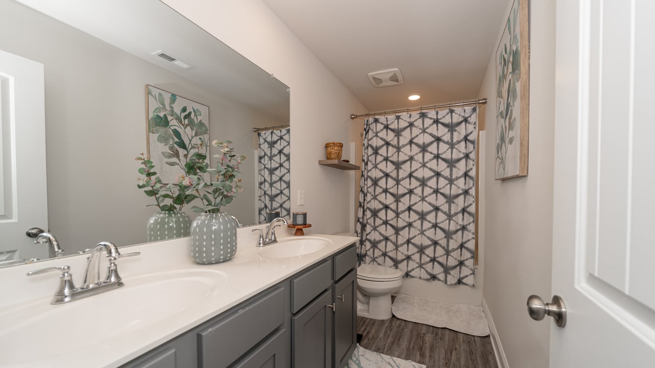 5 Bedroom Gorgeous Home! Lots of Space!!