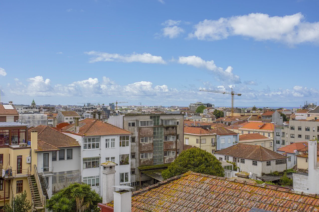 Elegant 3-Bedroom Apartment with AL License and Terrace in Central Porto