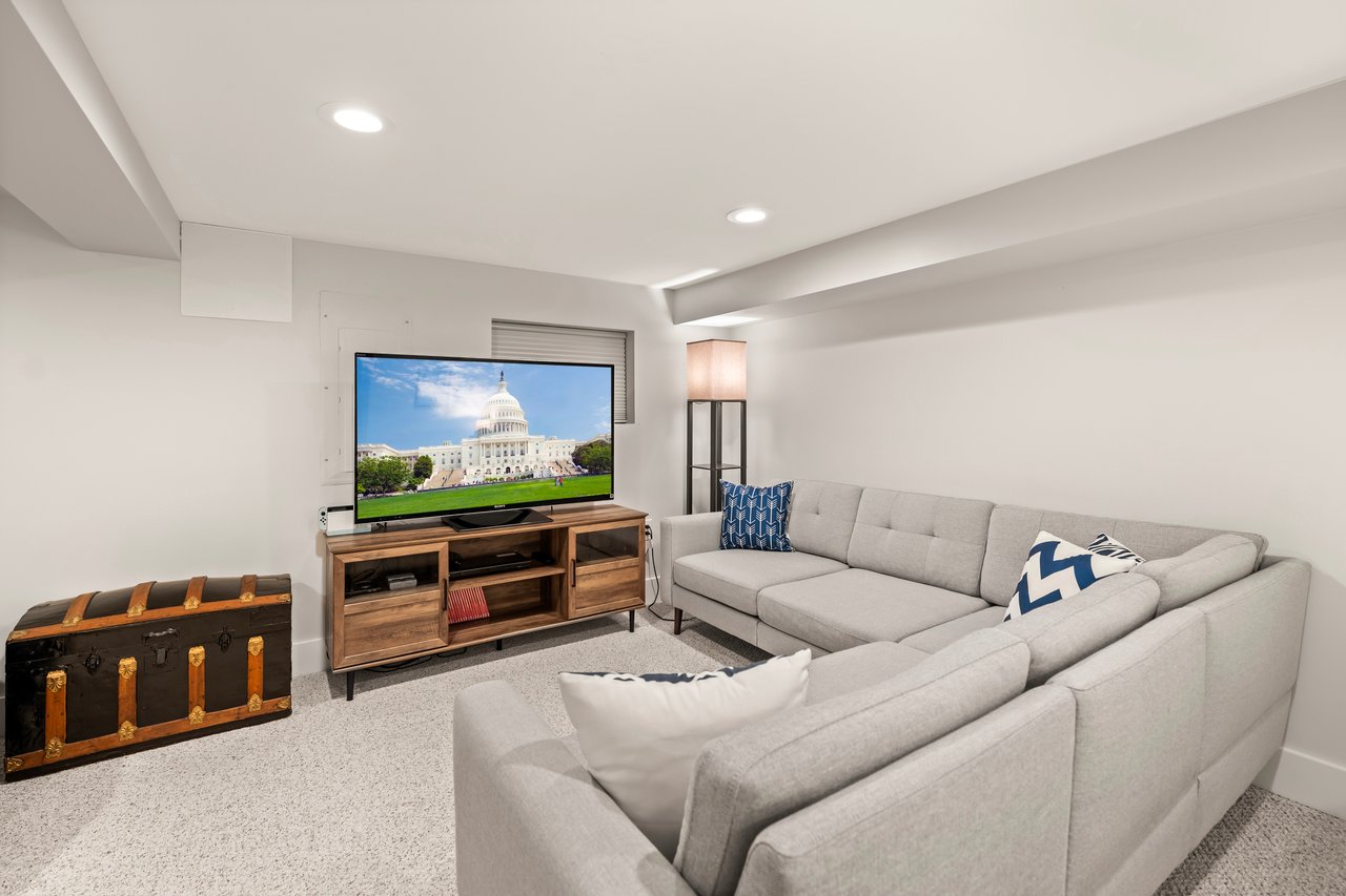 613 Longfellow St NW