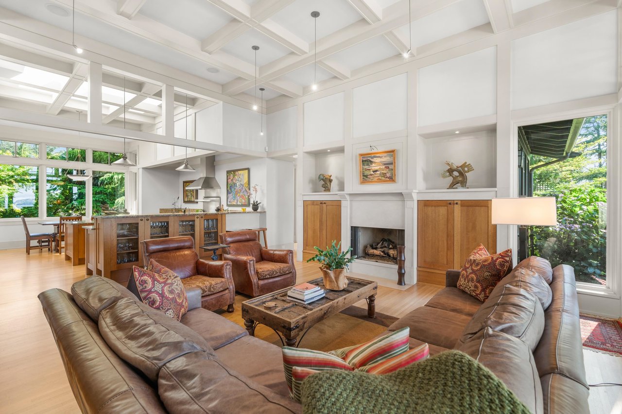 4528 Caulfeild Lane
