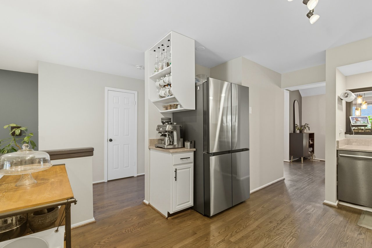 Turnkey 2 Bed Townhome plus Den & Designer Finishes 