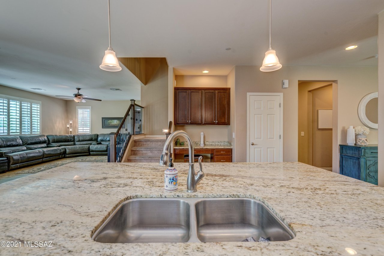 1079 W Garden Grove Dr