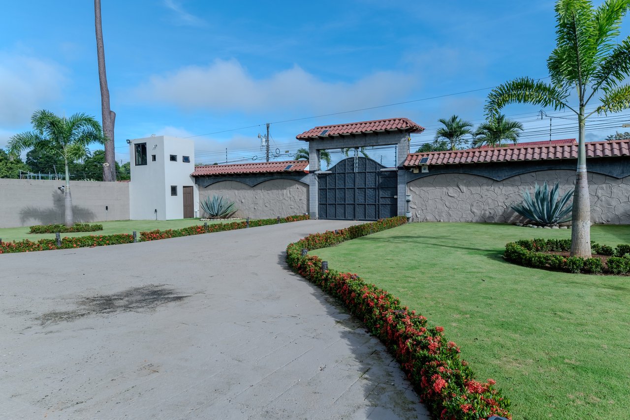 Luxury Home with Pool, Bar Area & Resort-Level Amenities | 5br, 4ba in Perez Zeledon 