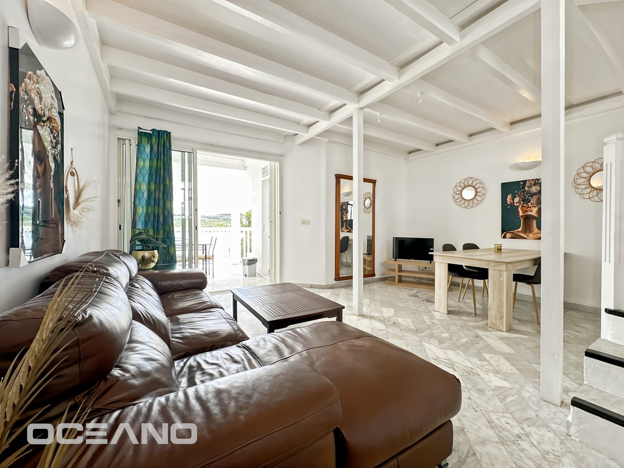 2 bedrooms with a sea view