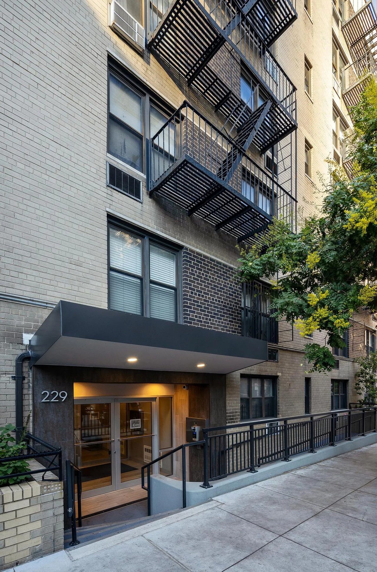 229 E 28th St #5C