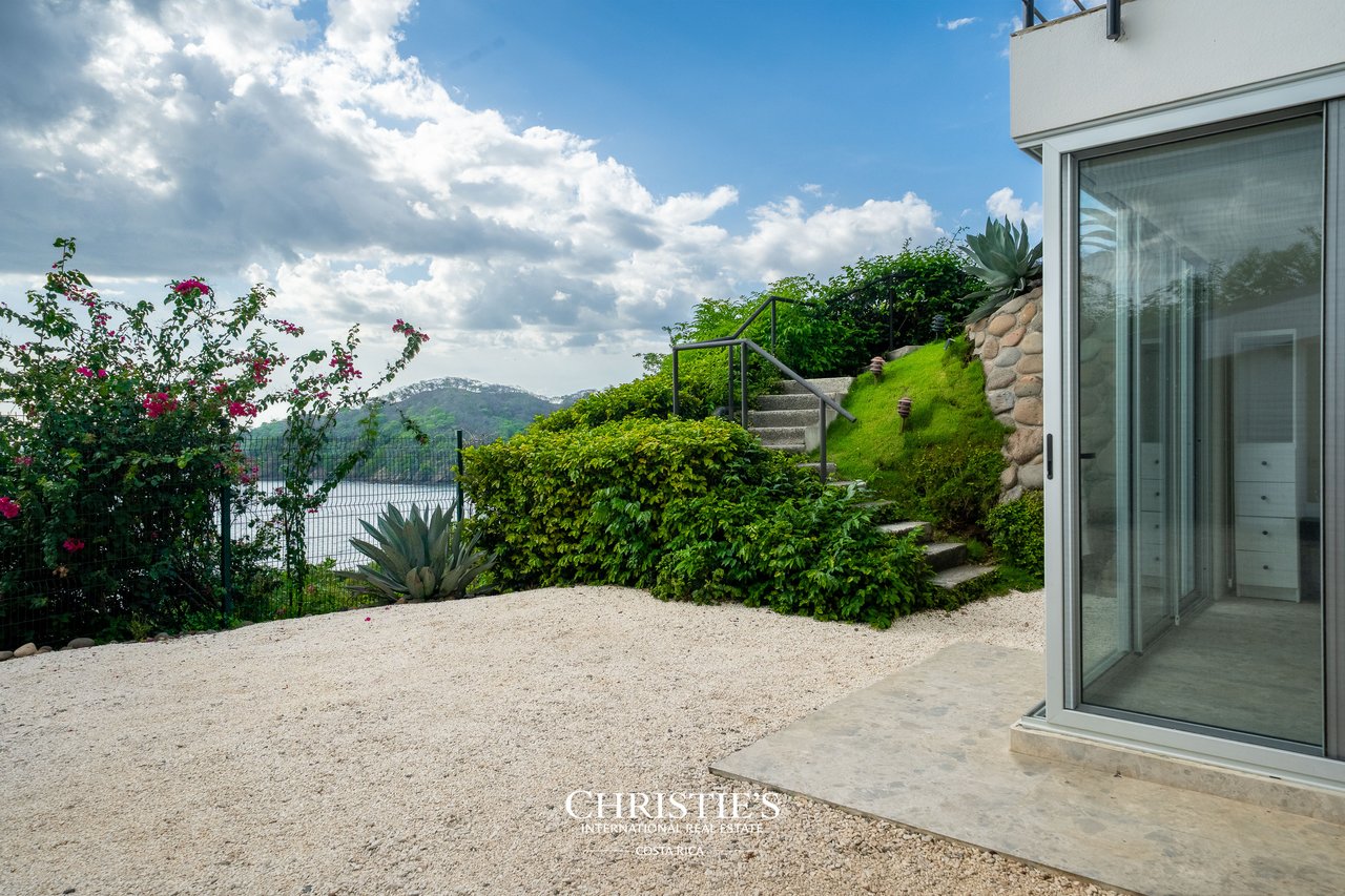 Casa Holmes: Award-Winning Glass House with Ocean Views