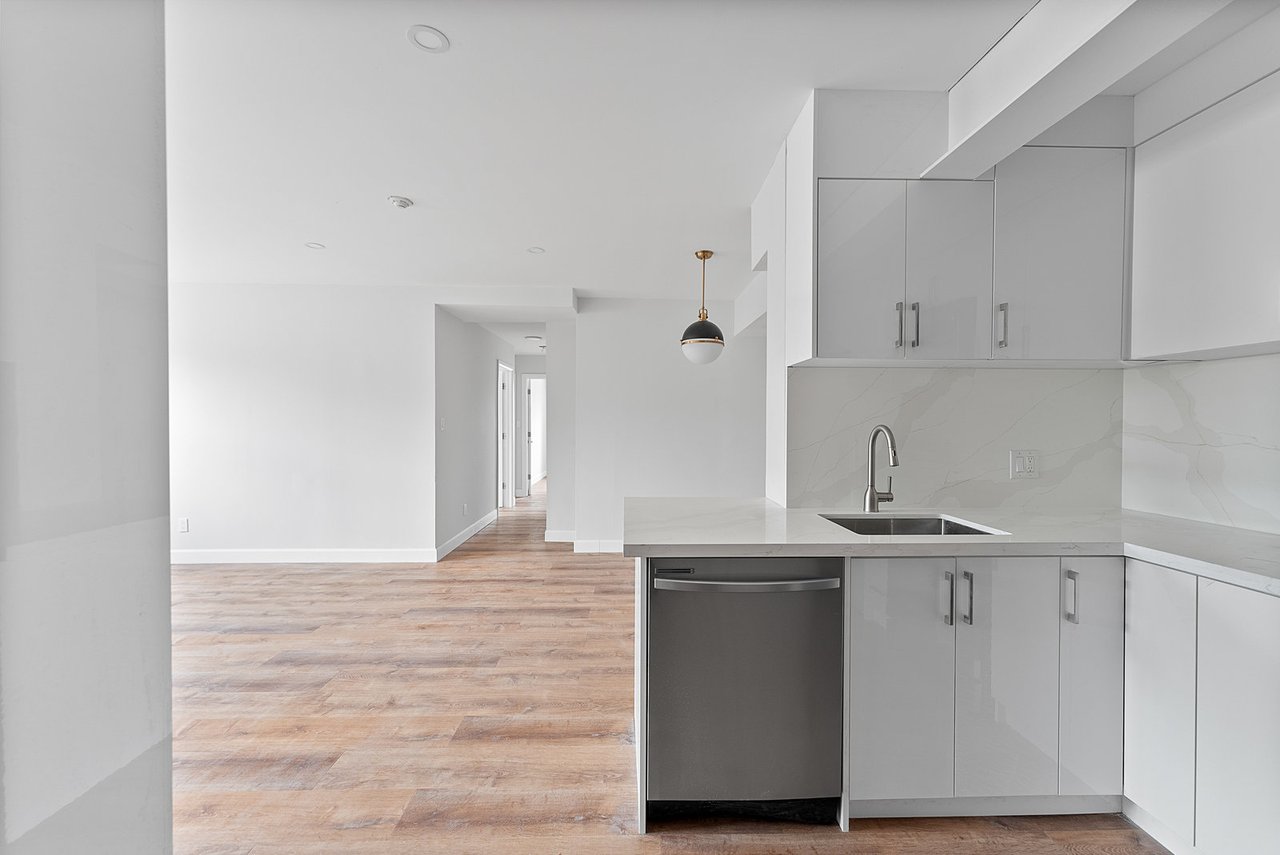 1328 Gerrard Street E 304