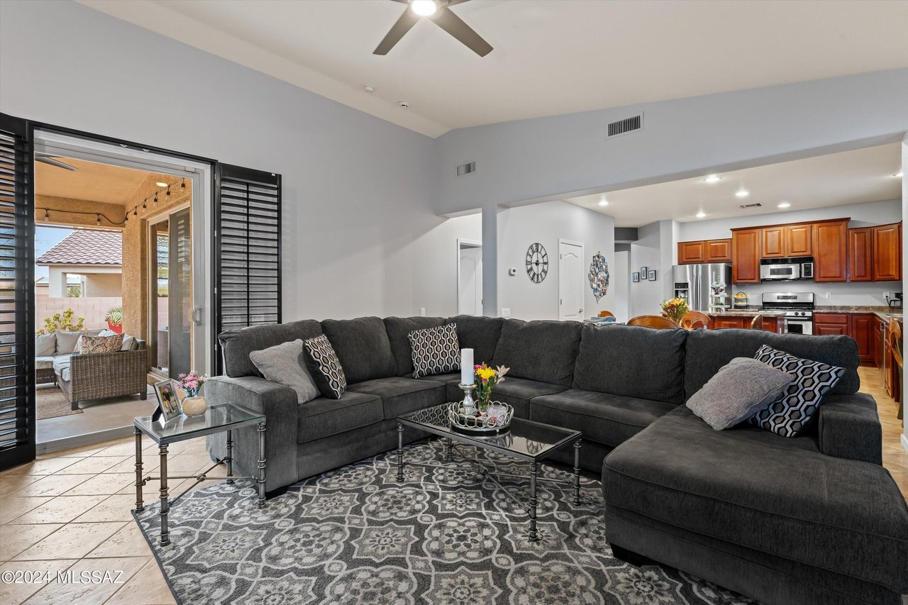 1009 W Leatherleaf Dr