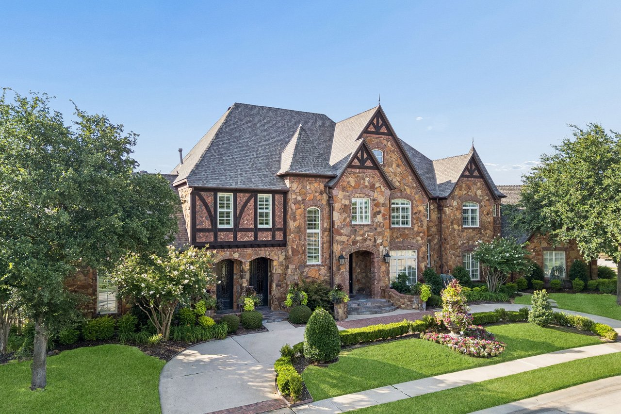 6900 King Charles Court, Colleyville