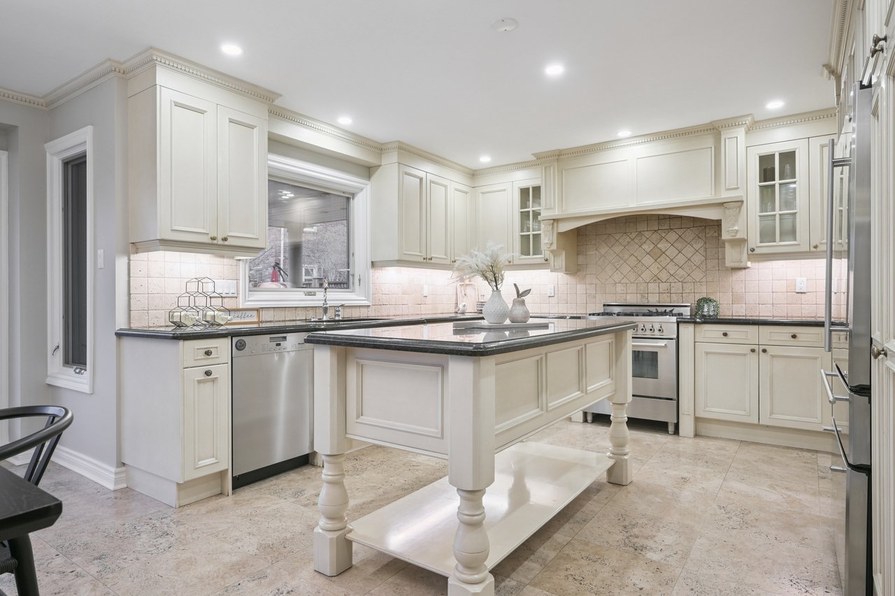 Prestigious Glen Abbey living with a backyard made for summer