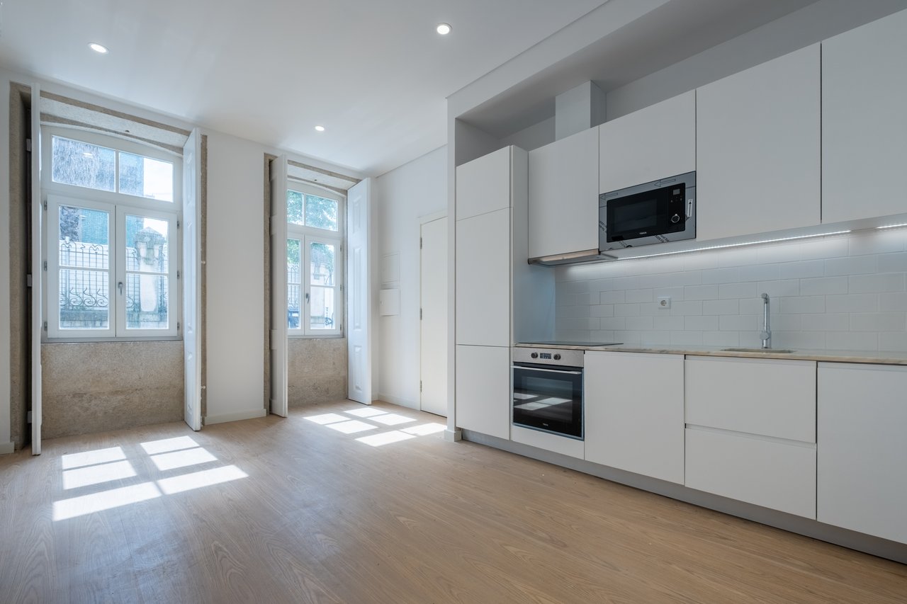 Spacious 2-Bedroom Apartment with Private Balcony in the Heart of Porto