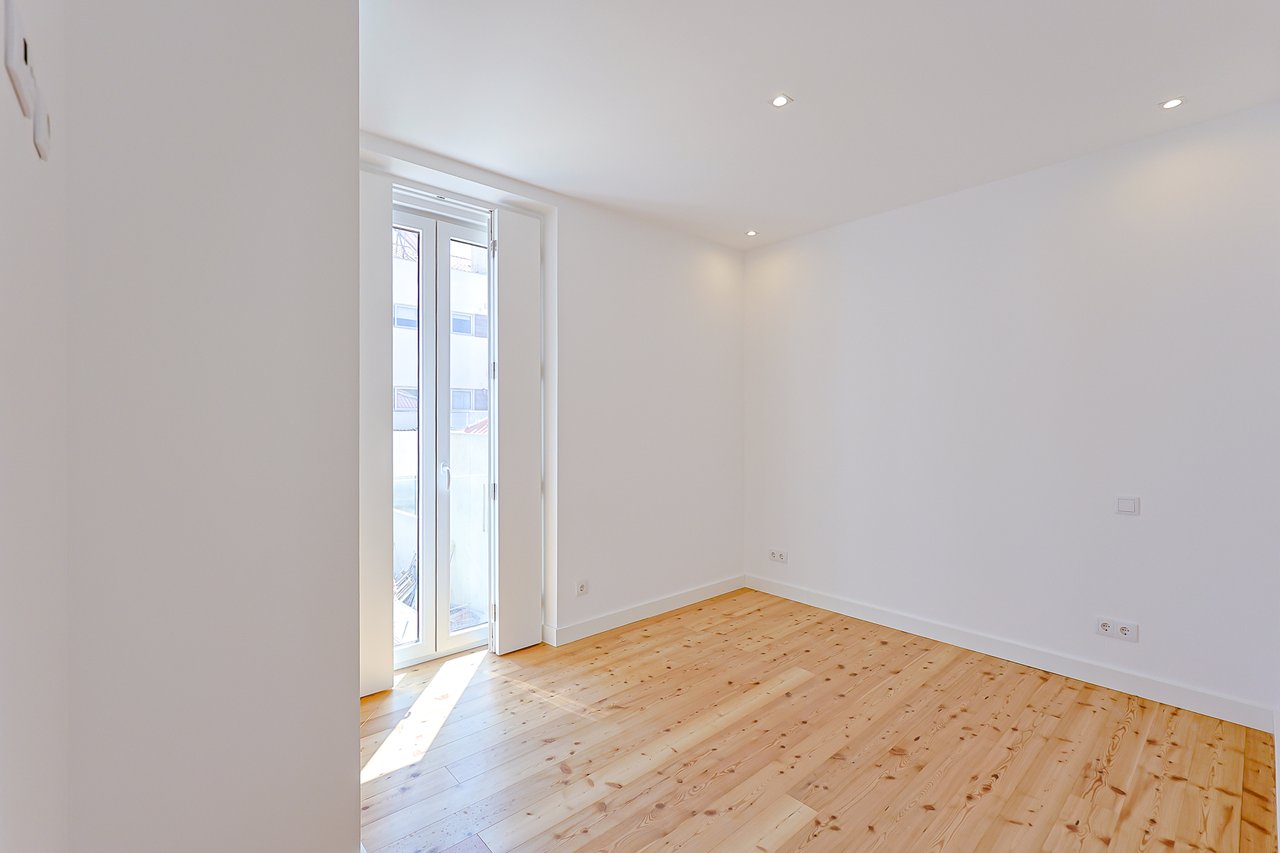 3 Bedroom Duplex with Sea View, Balcony & Private Lift in Monte Estoril
