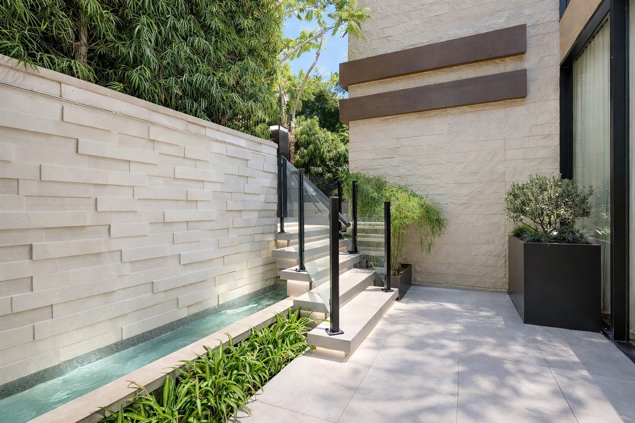 815 N Tigertail Rd, Brentwood 