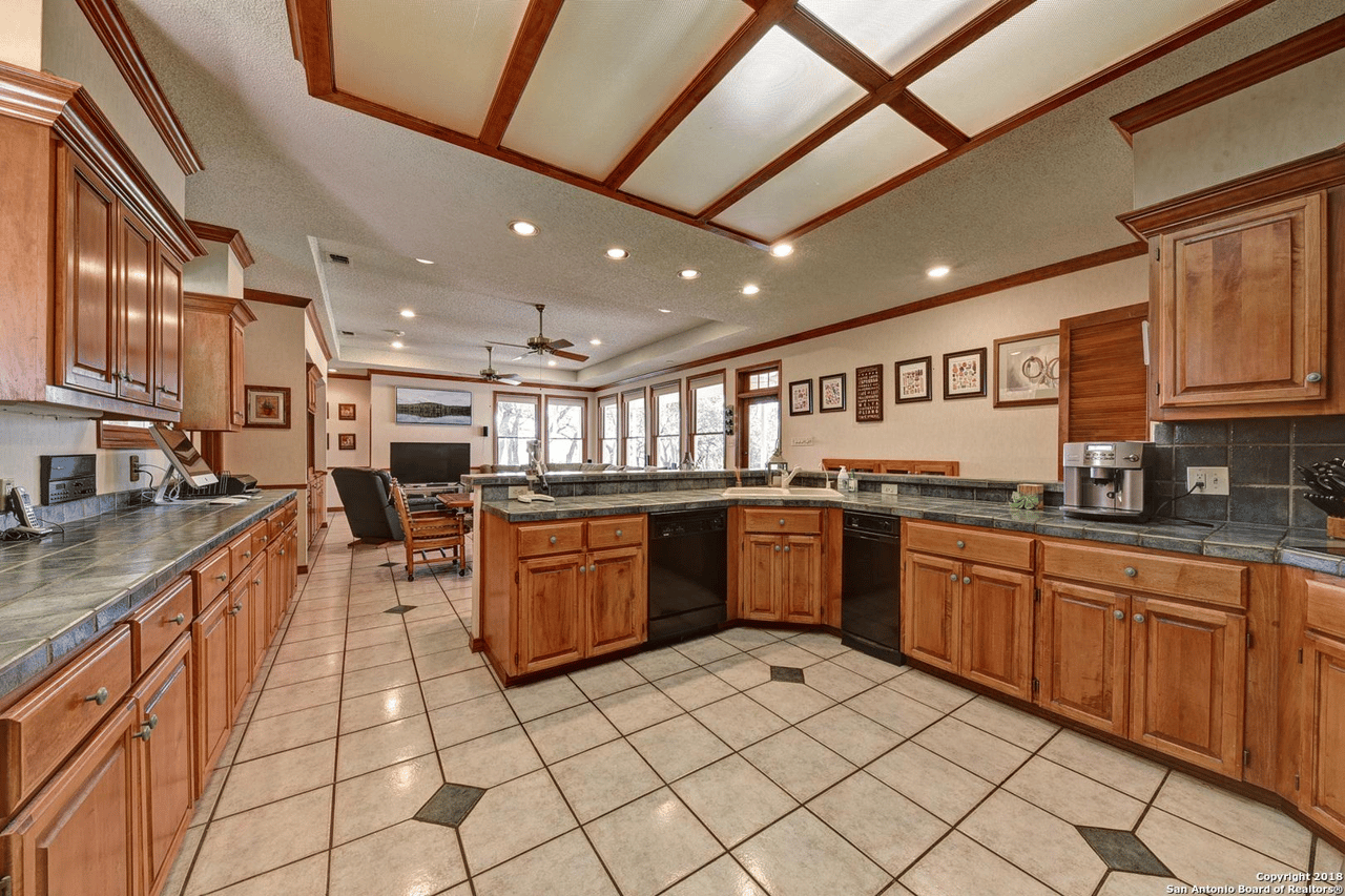 13819 Bluff Ln