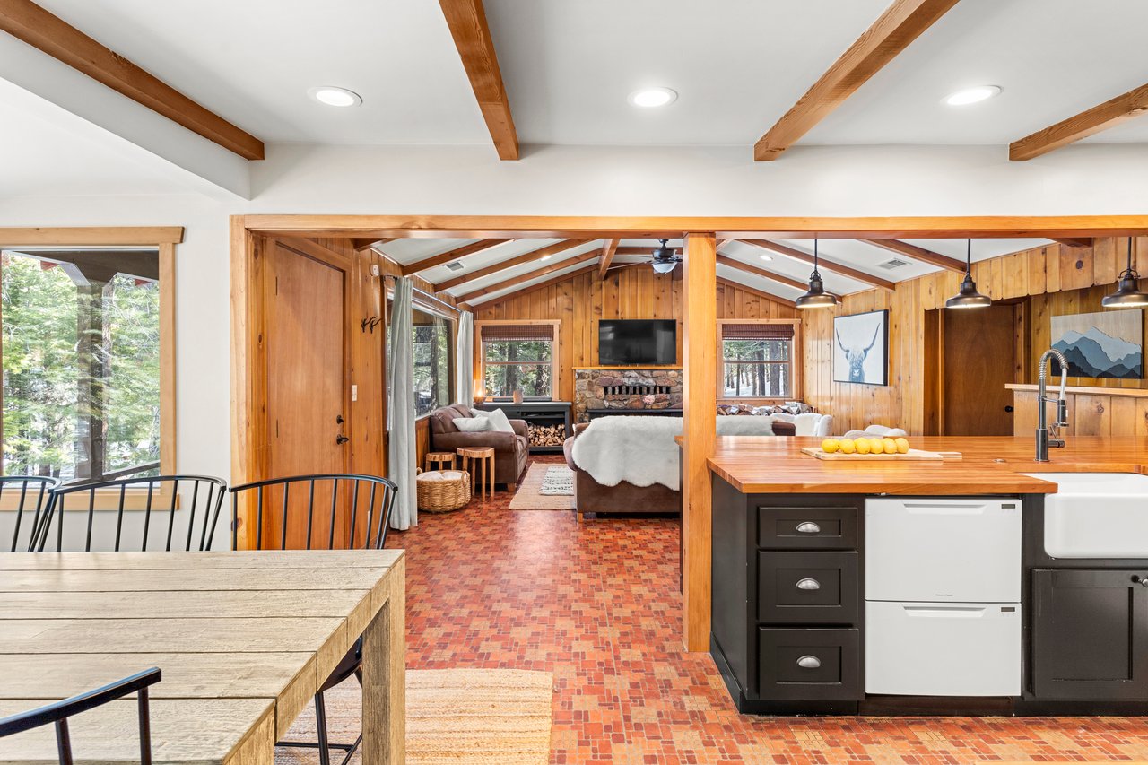 Private Cabin with hot tub, walk to village