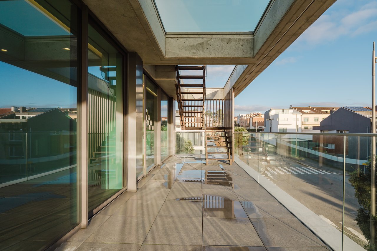 Elegant 3-Bedroom Sea-View Apartment with Large Terrace & Rooftop Pool in Vila Nova de Gaia