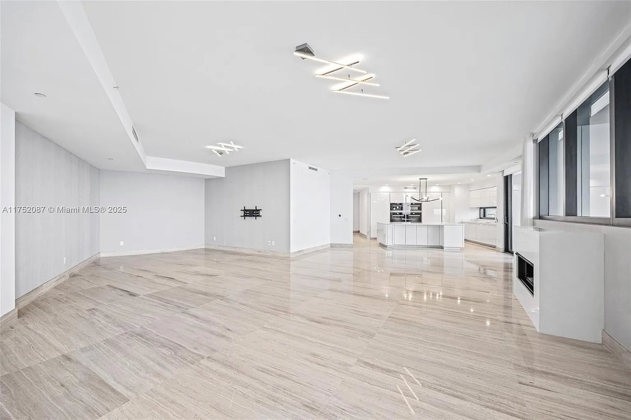 18555 Collins Ave APT 2305
