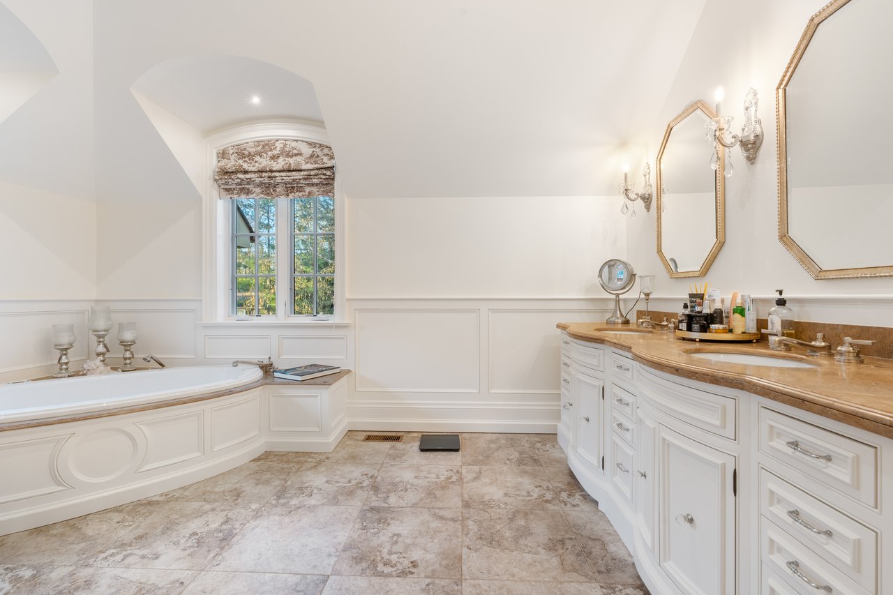 1081 Argyle Drive, Oakville