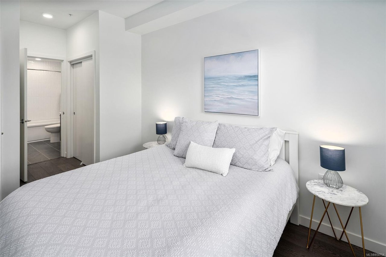 403-7162 W Saanich Rd