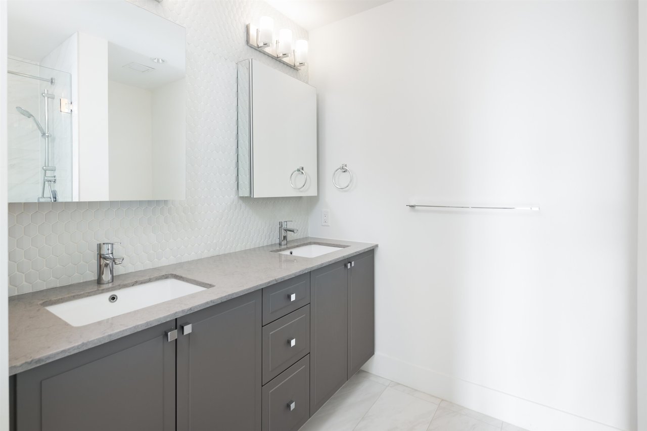 402-4477 Hastings St