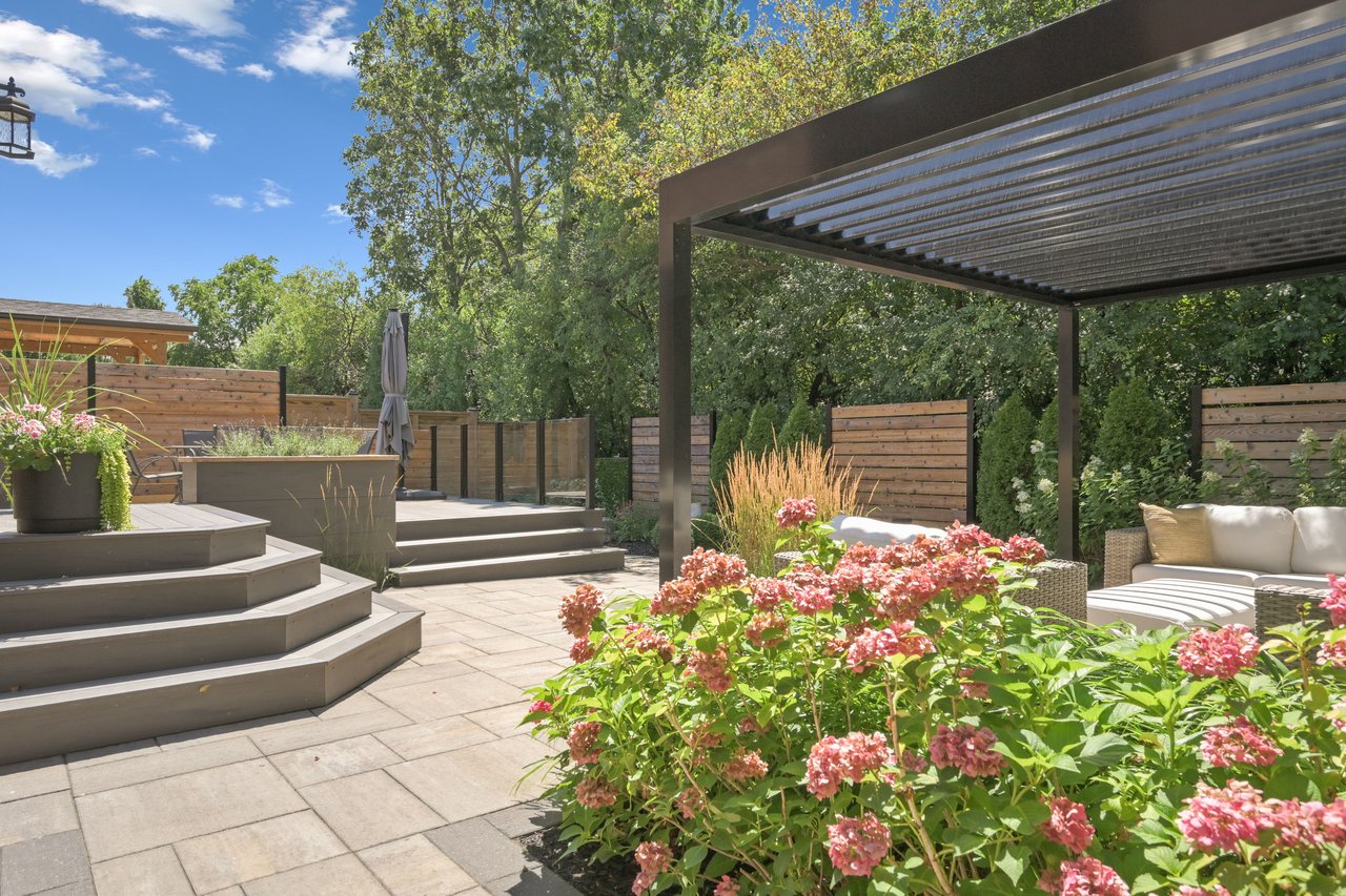 Impressive Home on Ravine Lot in Glen Abbey