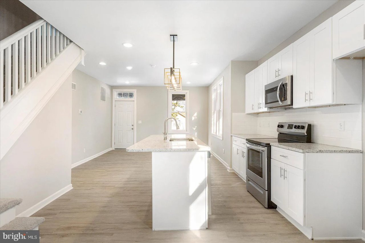 2725 E. Strathmore Ave