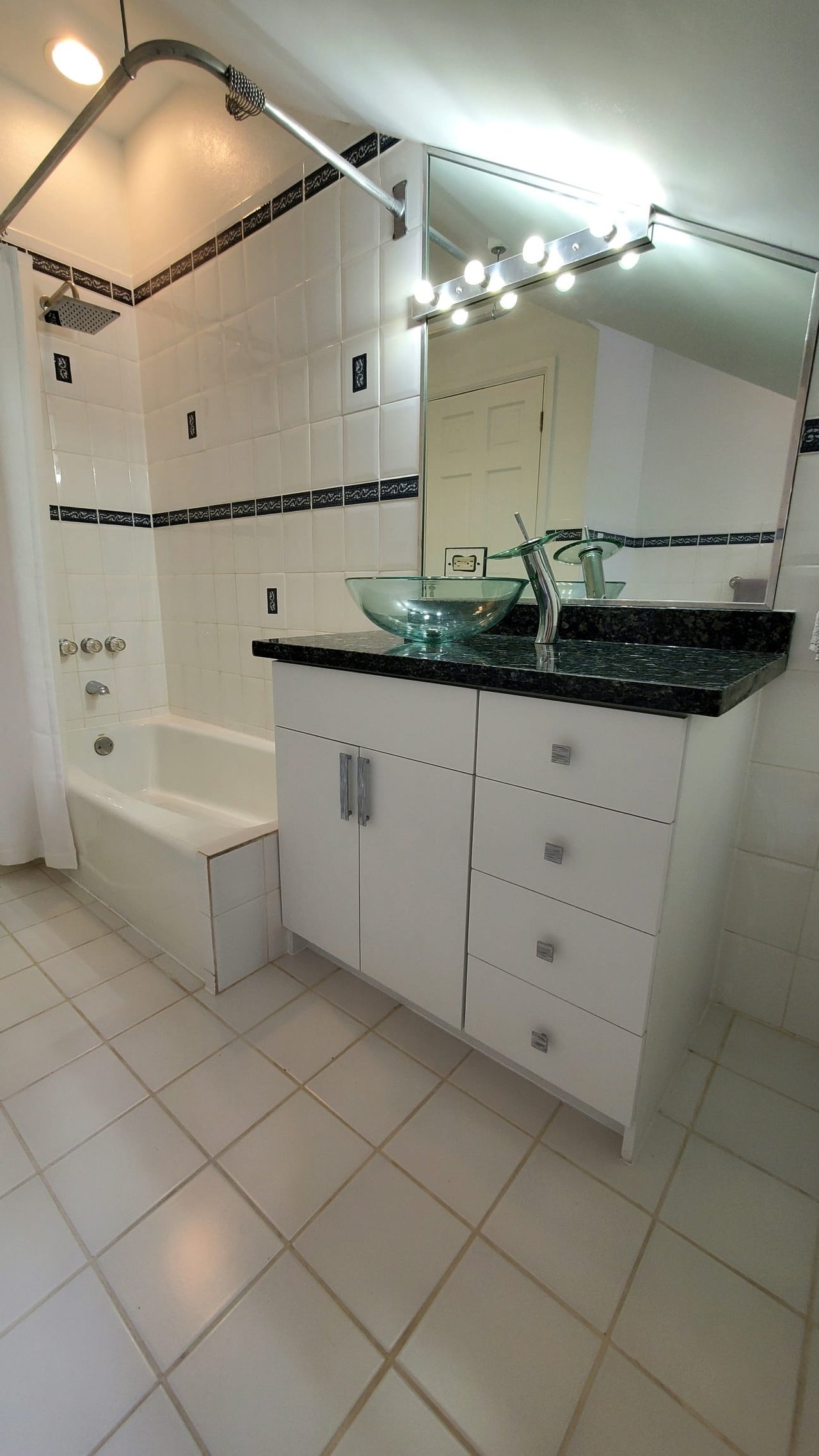 Sandyport | Expansive View Home 