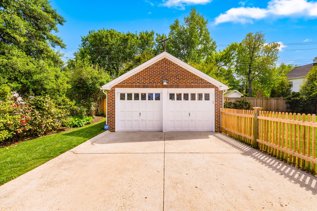 22 W OAK STREET