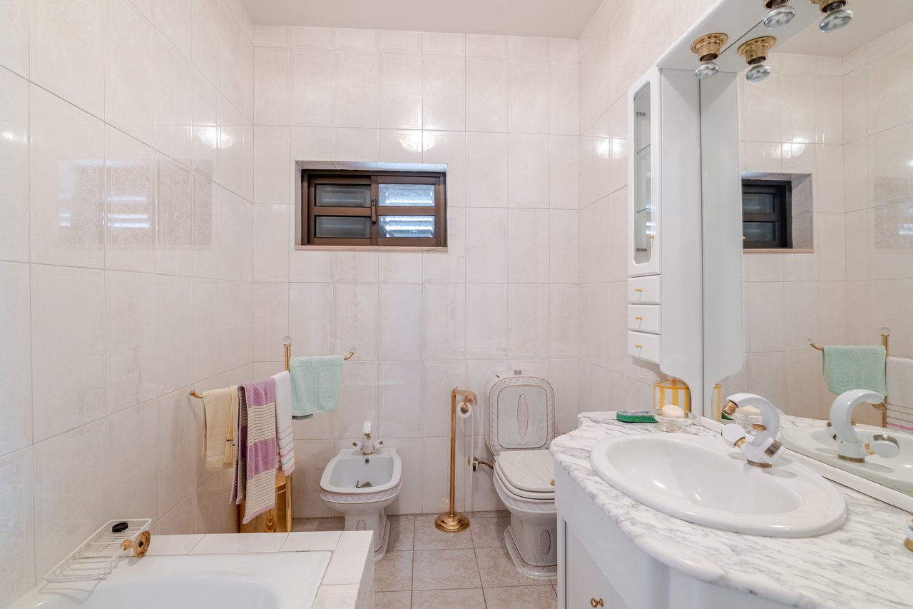 Rustic Four-Bedroom House with Private Land in Folhadela, Vila Real