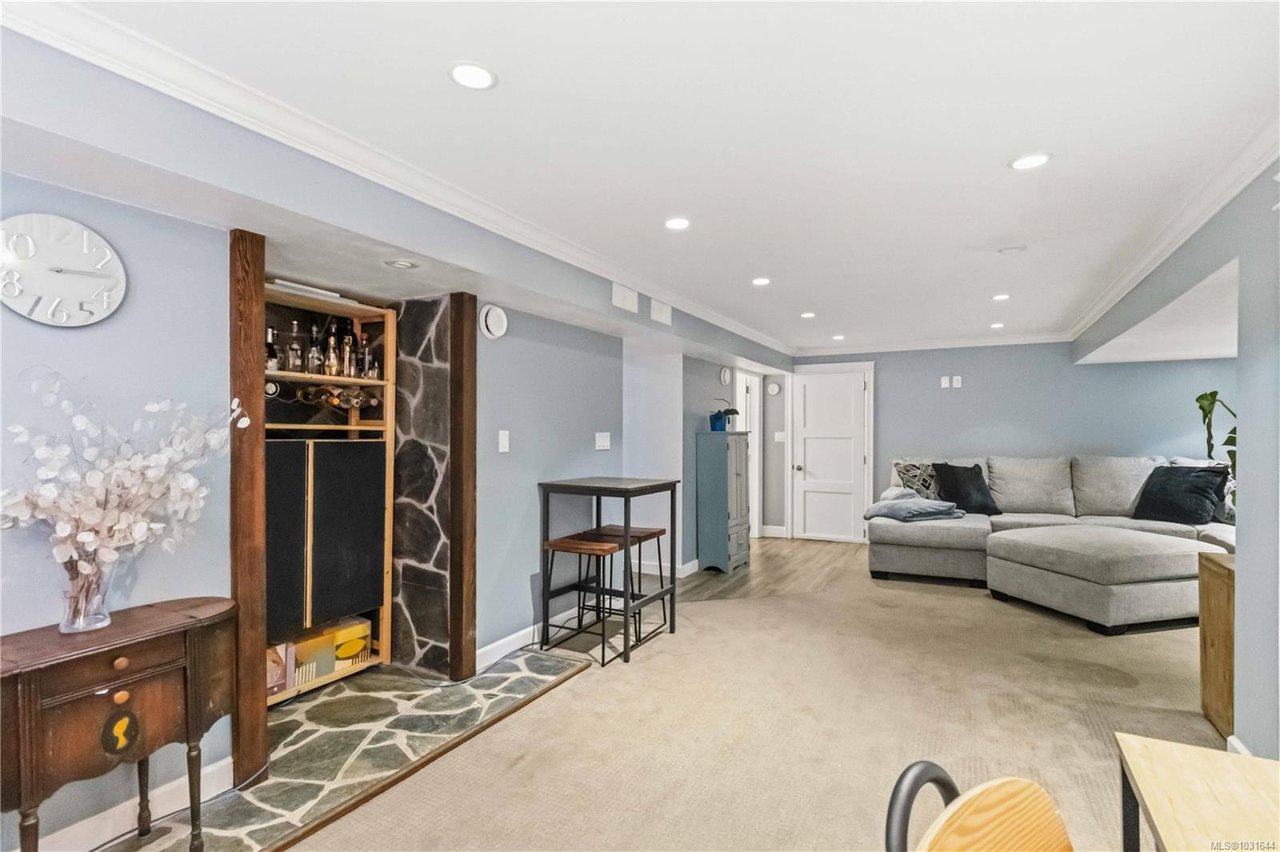 3738 Tillicum Rd