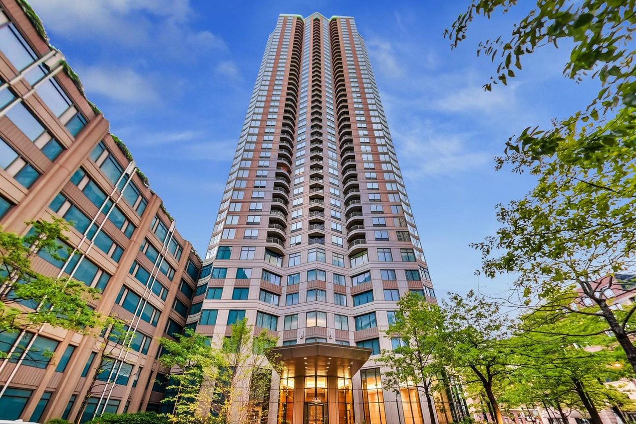 Photo of 400 N LaSalle condo building in River North Chicago