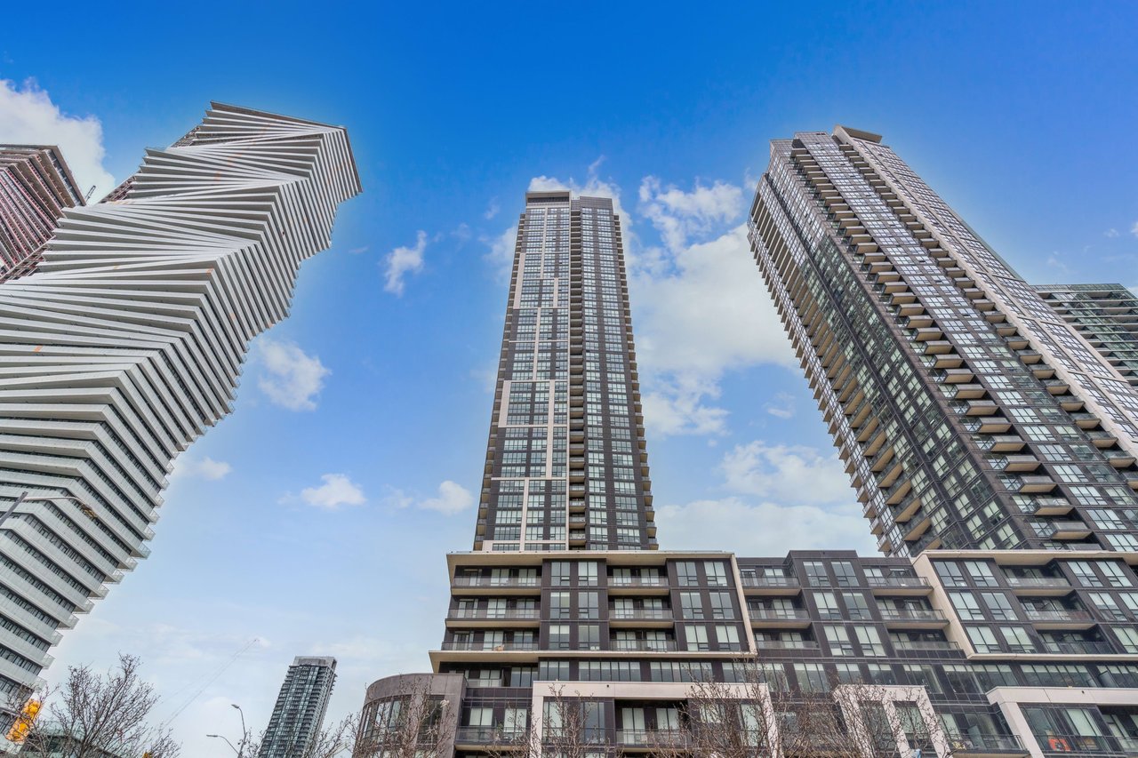 Bright & Spacious Condo In The Heart Of Downtown Mississauga