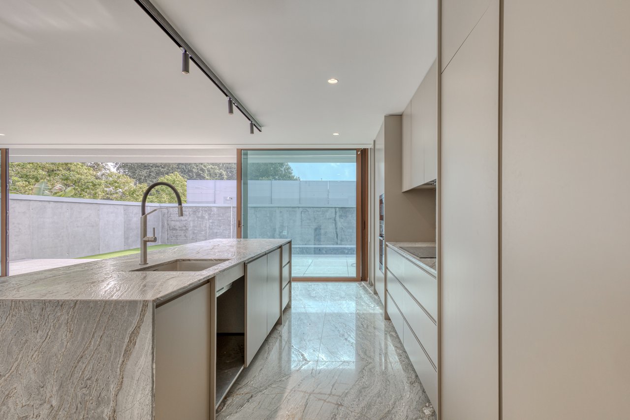 Contemporary 3-Bedroom Luxury Villa with Pool and Large Basement in Palmeira, Braga