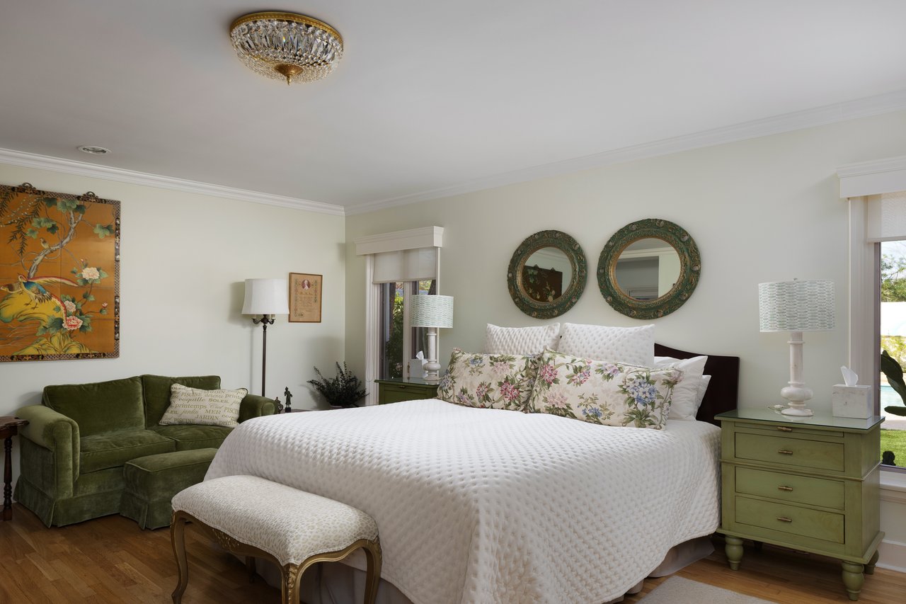 3042 N MANOR Drive E