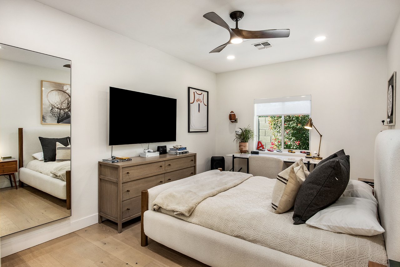 4119 E INDIANOLA Avenue