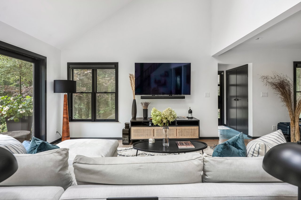 26 Harbor View Dr., East Hampton