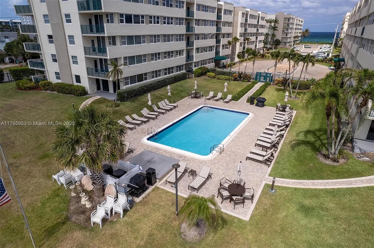 1239 Hillsboro Mile Apt 203