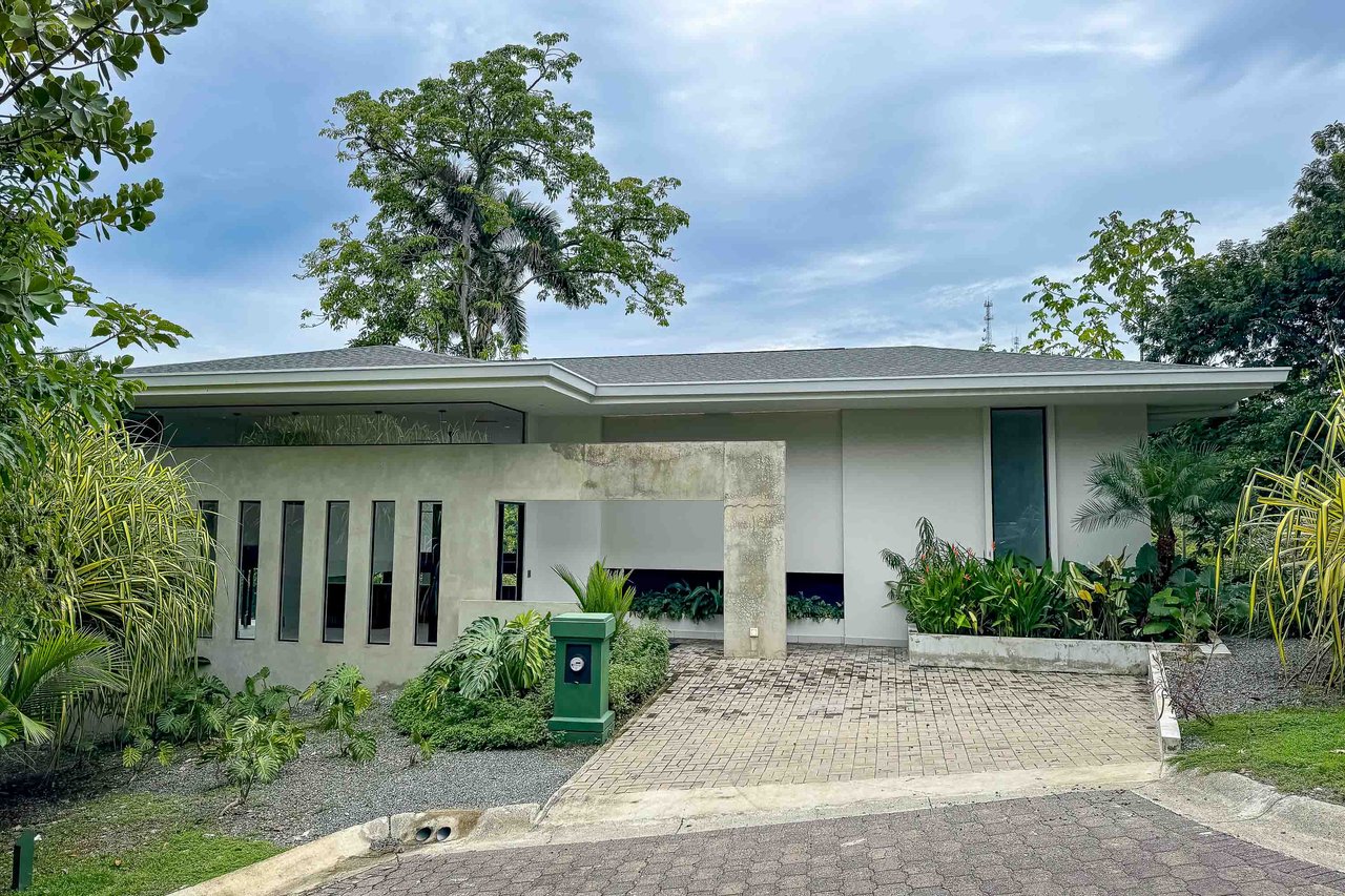 Luxury Vacation Villa located in a Private Gated Community, 