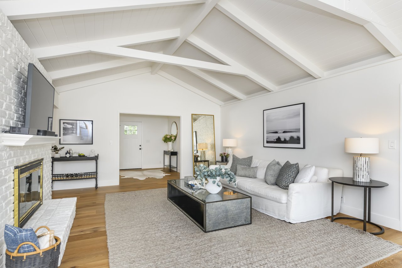 Refined Single-Level Waterfront Retreat